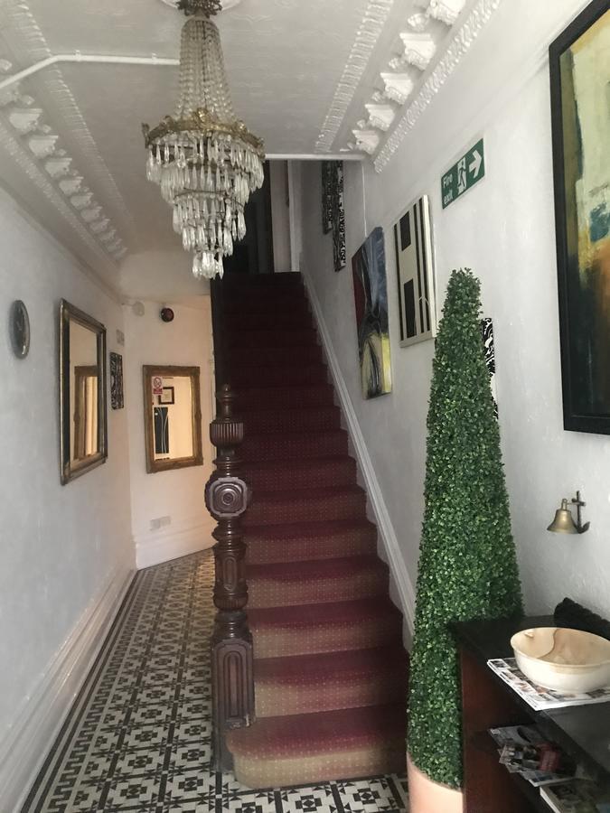 OYO Maggie Jones Guest House Cardiff Esterno foto